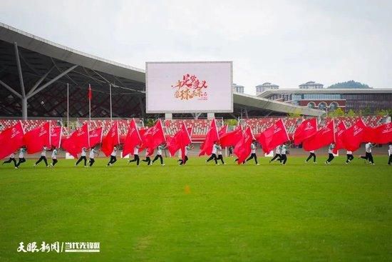 黄渤、王珞丹、谭卓、白客、黄璐、文淇、宋春丽、焦俊艳、黄觉九位演员，在海报中都茫然不知所措，一束极为神秘的光从海报边缘蔓延开来